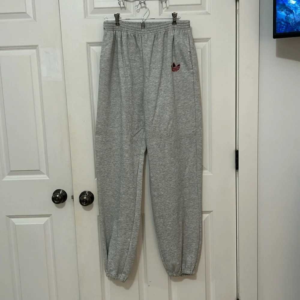 Adidas sweatpants size XL gray elastic waist drawstring & pockets